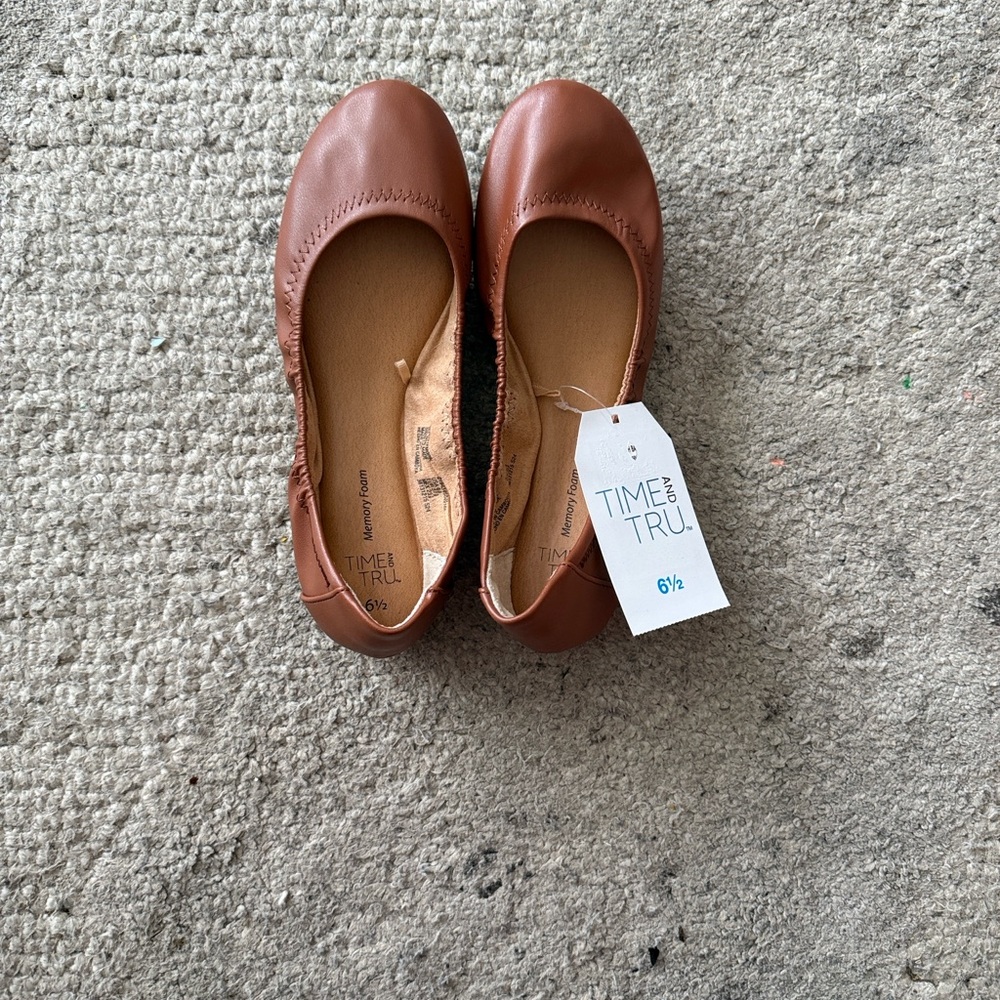 Time and Tru women’s Tan/Brown Ballet Flats